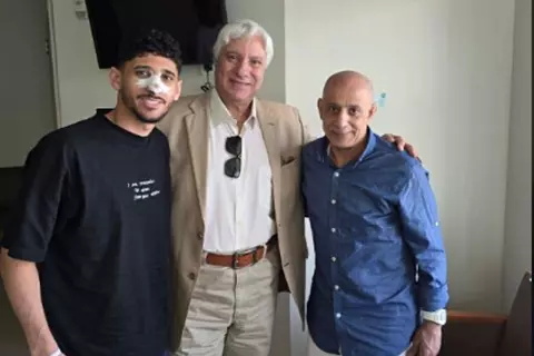  مدير الكرة بالزمالك يطمئن على لاعب بيراميدز بعد جراحة الأنف